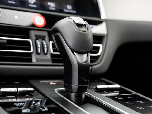 Certified 2026 Porsche Macan AWD/4WD image 23
