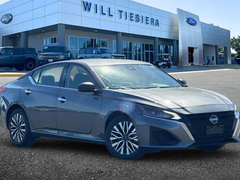 Used 2025 Nissan Altima 2.5 SV image 2