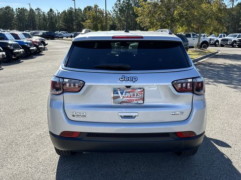 Used 2025 Jeep Compass Latitude image 6