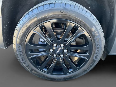 Used 2023 GMC Acadia SLE w/ Driver Convenience Package image 10