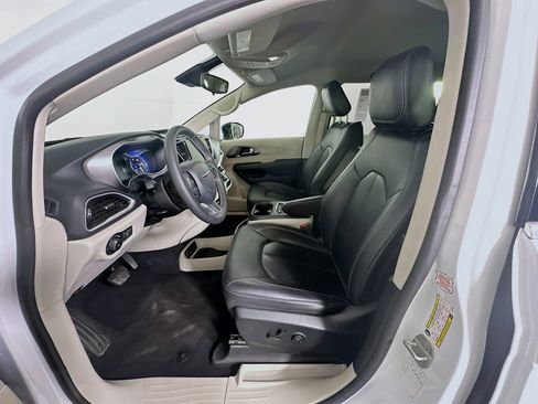 Used 2024 Chrysler Pacifica Touring-L image 13