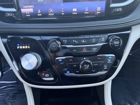 Used 2022 Chrysler Pacifica Limited FWD image 21