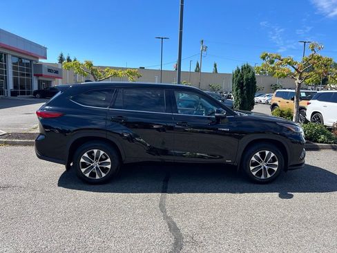 Used 2021 Toyota Highlander XLE AWD/4WD image 6
