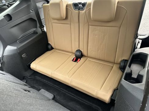 Used 2023 Volkswagen Tiguan SE w/ Panoramic Sunroof Package FWD image 27