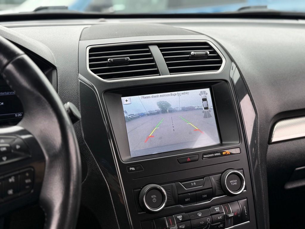 Used 2019 Ford Explorer XLT AWD/4WD image 3