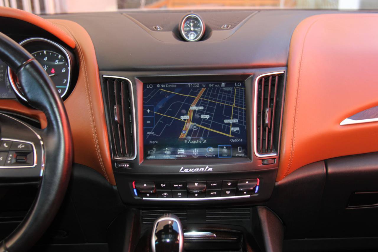 Used 2018 Maserati Levante GranLusso AWD/4WD image 14