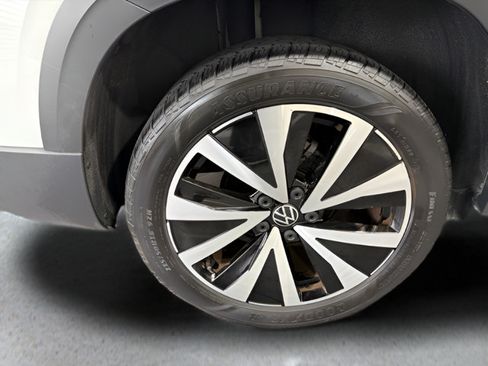 Used 2023 Volkswagen Taos SE w/ Panoramic Sunroof Package FWD image 35