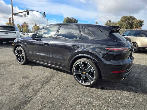 Used 2021 Porsche Cayenne Turbo S image 5