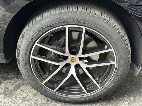 Used 2025 Porsche Macan image 10