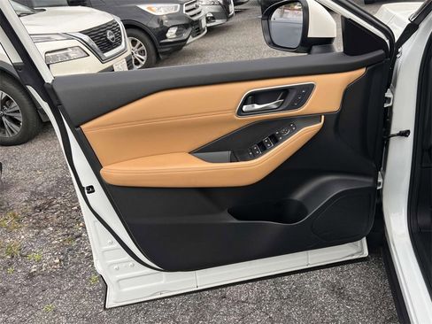 Used 2022 Nissan Rogue Platinum w/ Head-Up Display Package image 15