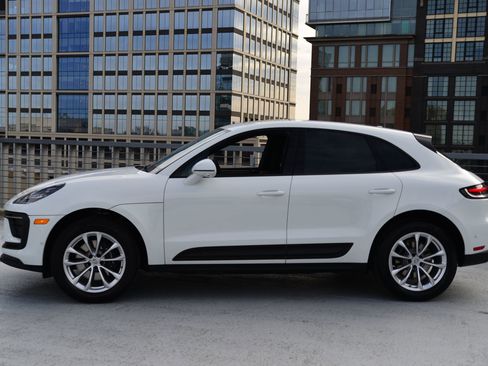 Certified 2025 Porsche Macan image 2