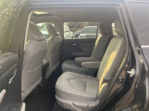 Used 2021 Toyota Highlander XLE image 11