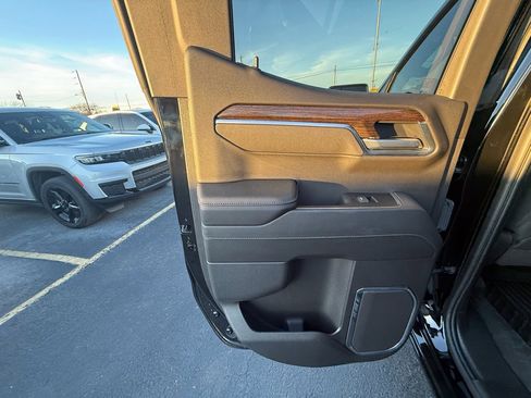 Used 2025 GMC Sierra 1500 Elevation image 17