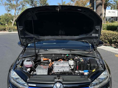 Used 2018 Volkswagen e-Golf SE w/ DC Fast Charging Package image 24