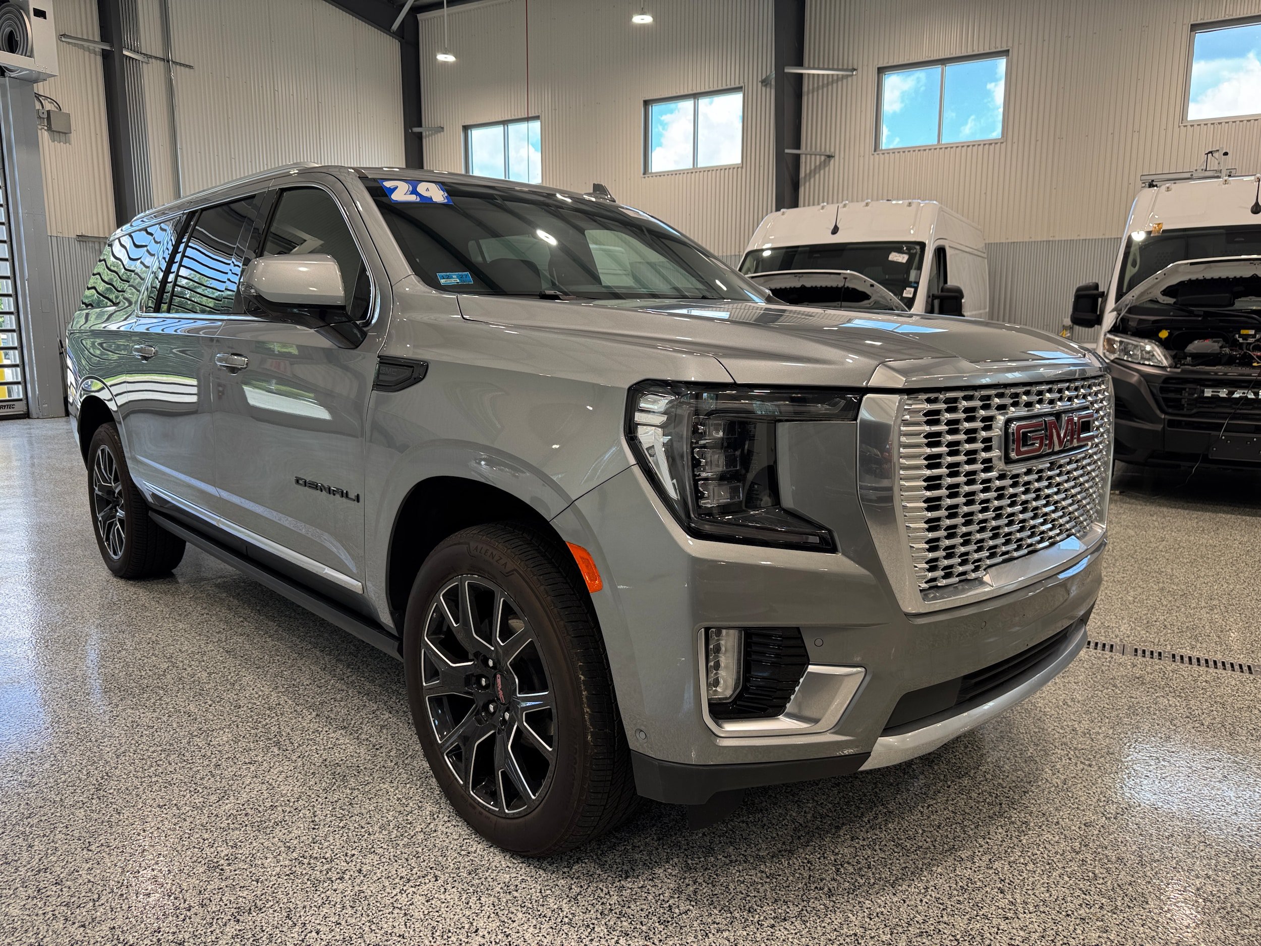 Used 2024 GMC Yukon XL Denali w/ Advanced Technology Package AWD/4WD image 8