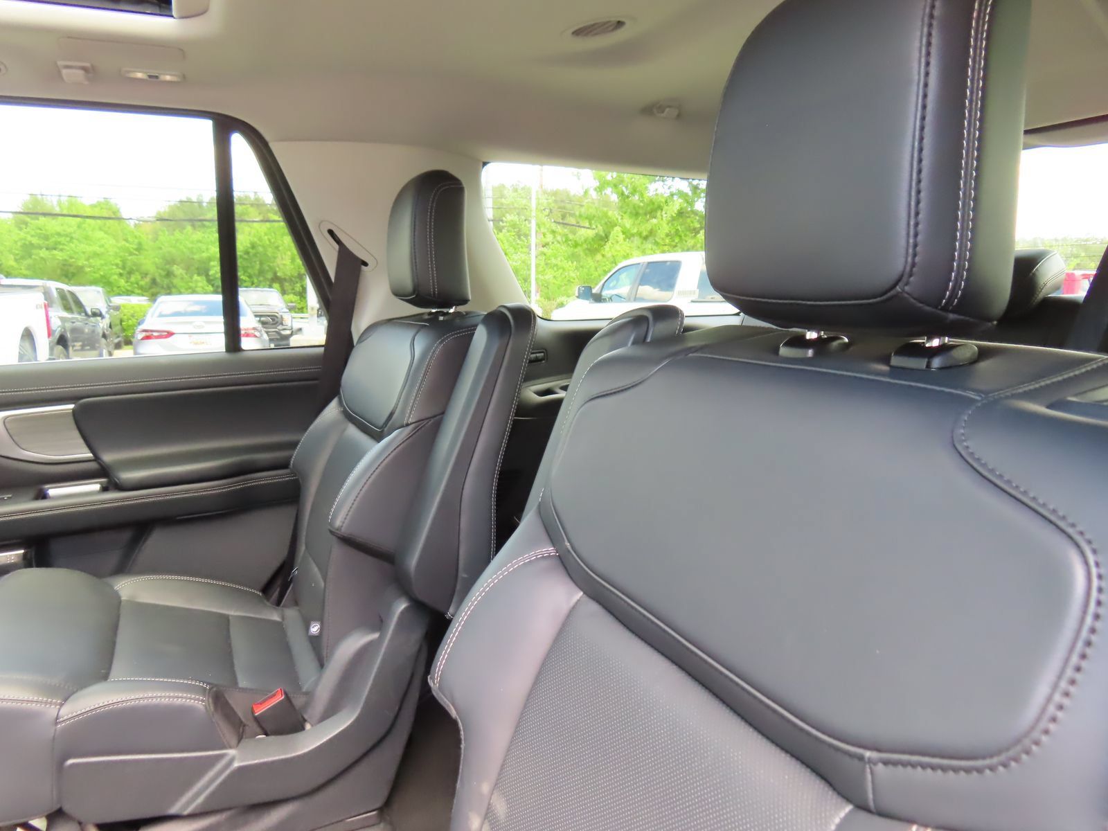 Certified 2025 Ford Expedition Platinum w/ Driver's Package AWD/4WD image 36