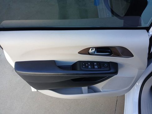 Used 2022 Chrysler Voyager LX image 23
