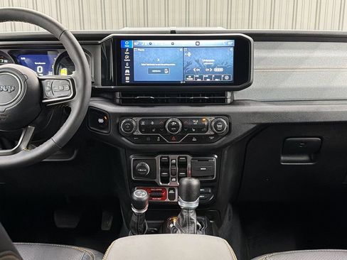 Used 2024 Jeep Wrangler Unlimited image 21