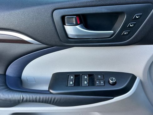 Used 2016 Toyota Highlander Limited image 12