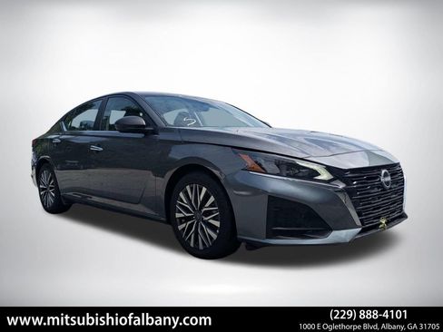 Used 2025 Nissan Altima 2.5 SV FWD image 1