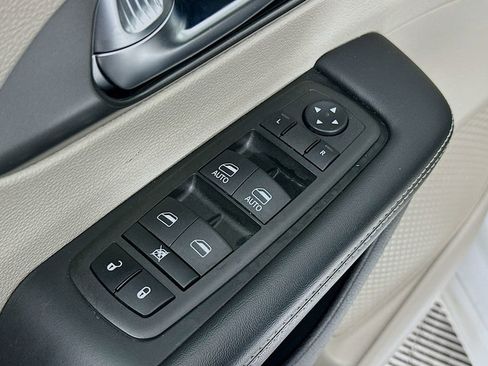 Certified 2024 Chrysler Pacifica Touring-L image 26