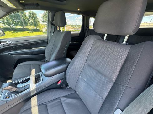 Used 2018 Jeep Grand Cherokee Laredo AWD/4WD image 23