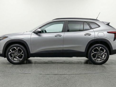 Used 2025 Chevrolet Trax LT w/ LT Convenience Package FWD image 5