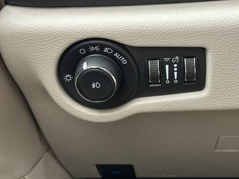 Used 2023 Chrysler Pacifica Touring-L FWD image 32