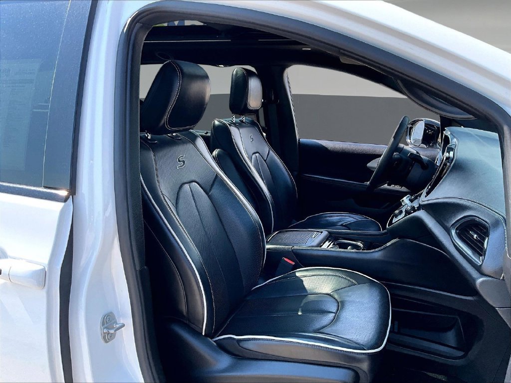 Used 2025 Chrysler Pacifica Limited FWD image 33