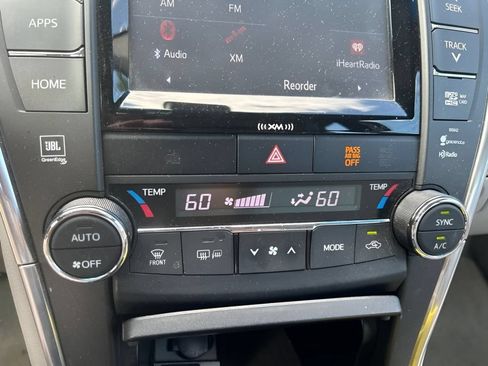 Used 2017 Toyota Camry XLE w/ Moonroof Package FWD image 25