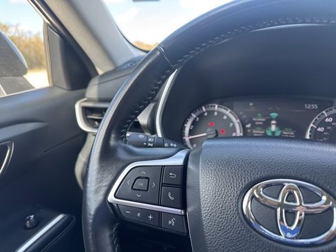 Used 2024 Toyota Highlander XLE image 12