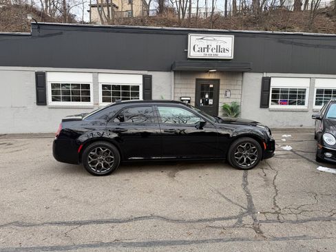 Used 2018 Chrysler 300 Touring w/ Sport Appearance Package image 4