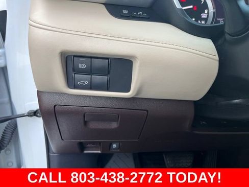 Used 2020 Toyota Highlander XLE FWD image 31