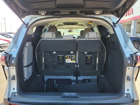 Used 2025 Toyota Sienna LE FWD image 8