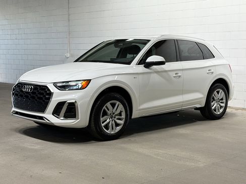 Used 2022 Audi Q5 2.0T Premium w/ Convenience Package image 1