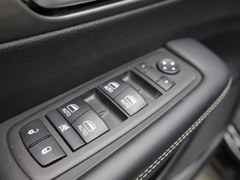 Used 2025 Chrysler Pacifica Select FWD image 16