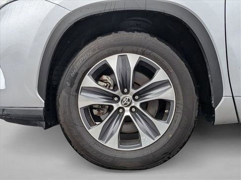 Used 2024 Toyota Highlander XLE image 24
