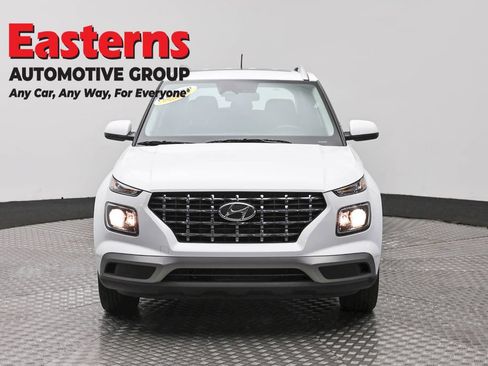 Used 2025 Hyundai Venue SEL FWD image 2
