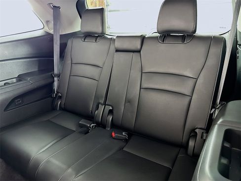 Used 2016 Honda Pilot Touring image 12