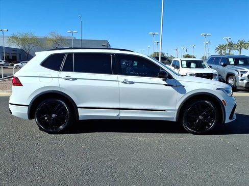 Certified 2022 Volkswagen Tiguan SE R-Line image 8