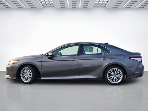 Used 2019 Toyota Camry XLE image 3