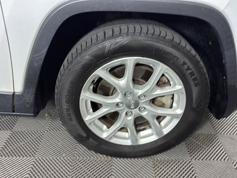 Used 2015 Jeep Cherokee Latitude w/ Cold Weather Group FWD image 11