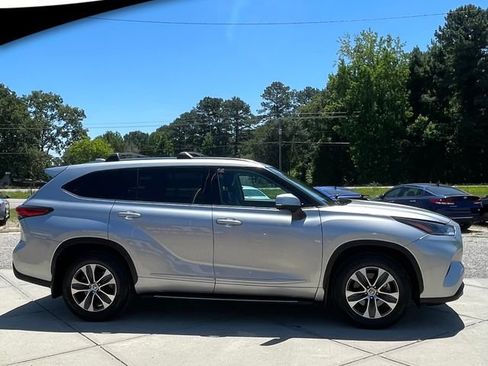 Used 2021 Toyota Highlander XLE AWD/4WD image 8