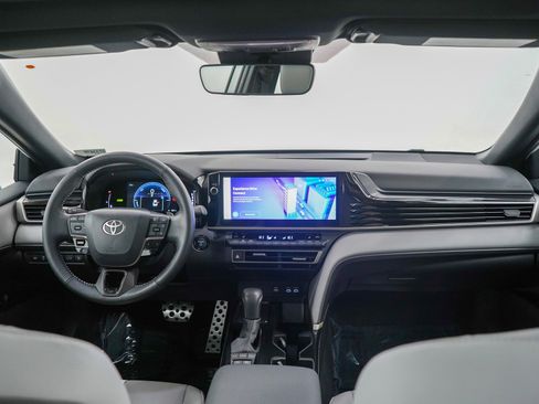 Used 2025 Toyota Camry SE image 12