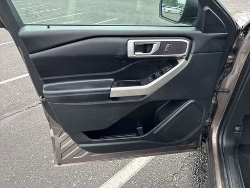 Used 2021 Ford Explorer XLT image 11