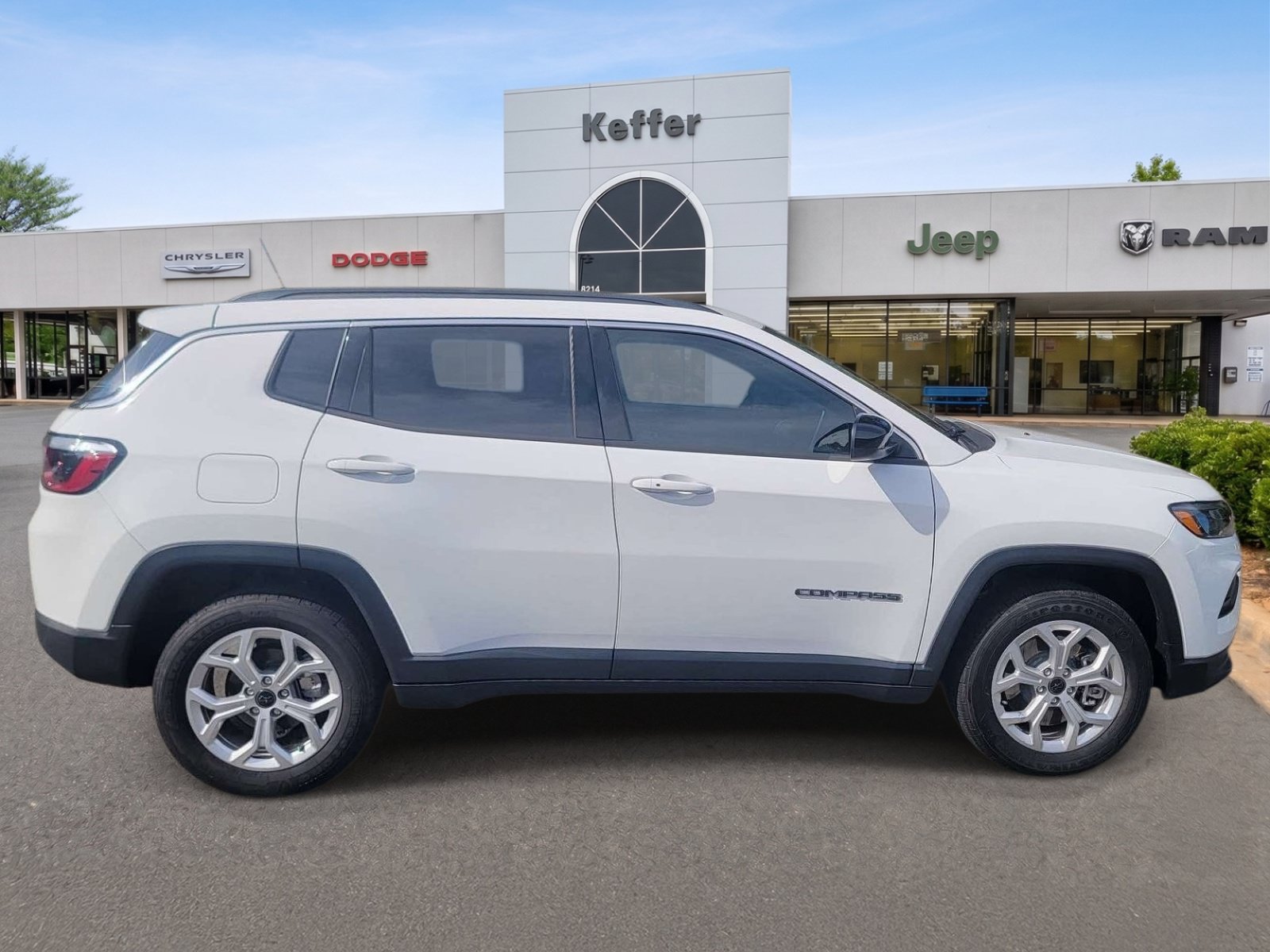 Used 2026 Jeep Compass Latitude AWD/4WD image 5