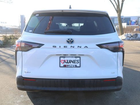 Used 2025 Toyota Sienna LE FWD image 8
