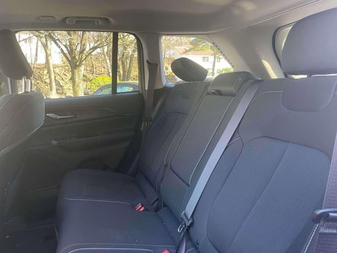 Used 2023 Jeep Grand Cherokee Laredo image 12