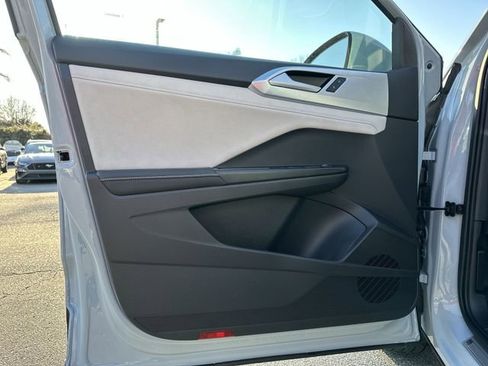 Certified 2025 Volkswagen Taos SE image 14