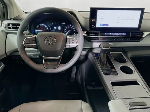 Used 2025 Toyota Sienna XLE image 24